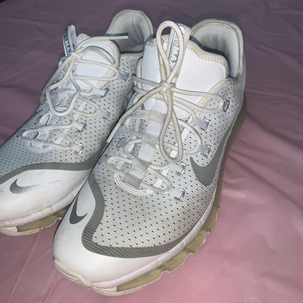 White Nike Air Max 👟